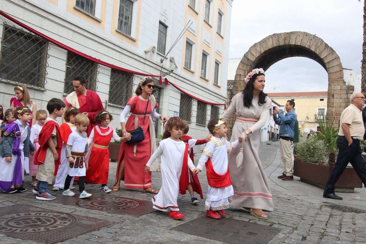 Turismo_Merida_'s tweet photo. Unos 600 alumnos de siete centros educativos participaron ayer lunes en el desfile escolar y la 'nominatio' cerrando las actividades de #IXEmeritaLvdica 😍 https://t.co/xLKI4EoL64