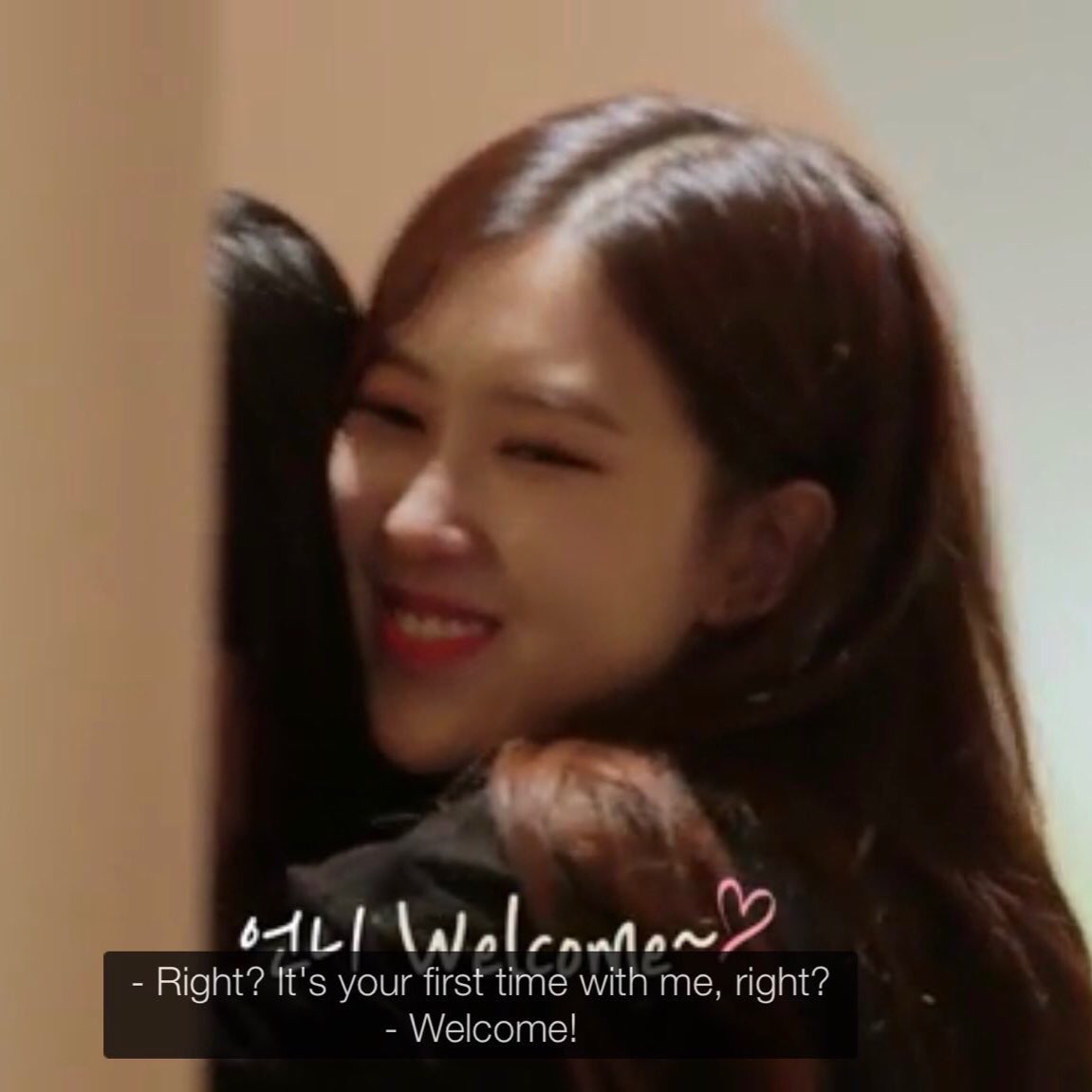 The first time Jisoo became her roomate this is what Rosé said...you can literally read every thought she has behind that smile. can jisoo still breathe??? someone save her before she chokes
