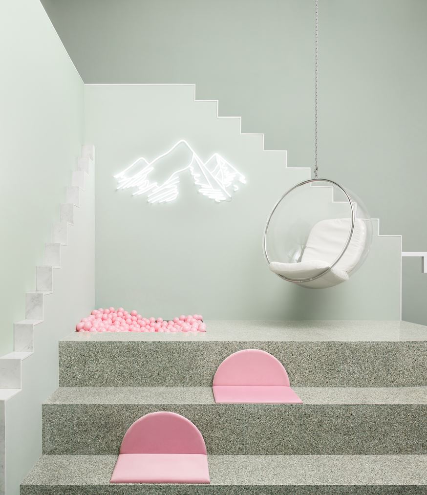 archiproducts's tweet photo. Originally designed in 1968, @aarniooriginals' #BubbleChair hangs from the ceiling because "there is no nice way to make a clear pedestal", according to designer #EeroAarnio: https://t.co/eP2kTx7YfX https://t.co/VmjzkejKuF