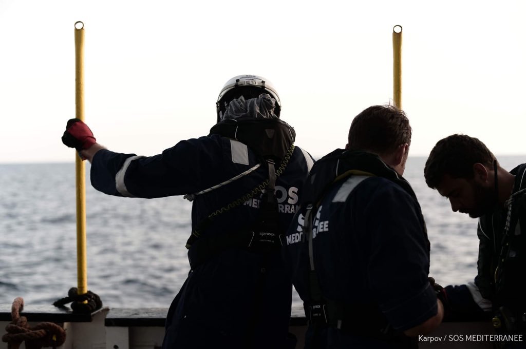 SOSMedFrance's tweet photo. 🔴UPDATE 9h39 Confirmation reçue par l'#Aquarius : port « sûr » #Valence, #Espagne. Les équipes st soulagées qu'1 solution se profile. Mais ça prolonge inutilement le tps passé en mer par les rescapés déjà vulnérables &amp; réduit la capacité de sauvetages. Vivres attendus arrivés. https://t.co/SBLGGEBnMy