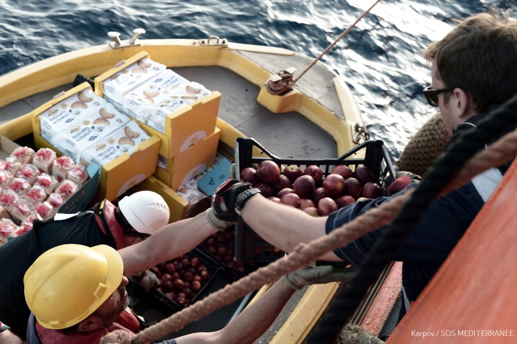 SOSMedFrance's tweet photo. 🔴UPDATE 9h39 Confirmation reçue par l'#Aquarius : port « sûr » #Valence, #Espagne. Les équipes st soulagées qu'1 solution se profile. Mais ça prolonge inutilement le tps passé en mer par les rescapés déjà vulnérables &amp; réduit la capacité de sauvetages. Vivres attendus arrivés. https://t.co/SBLGGEBnMy