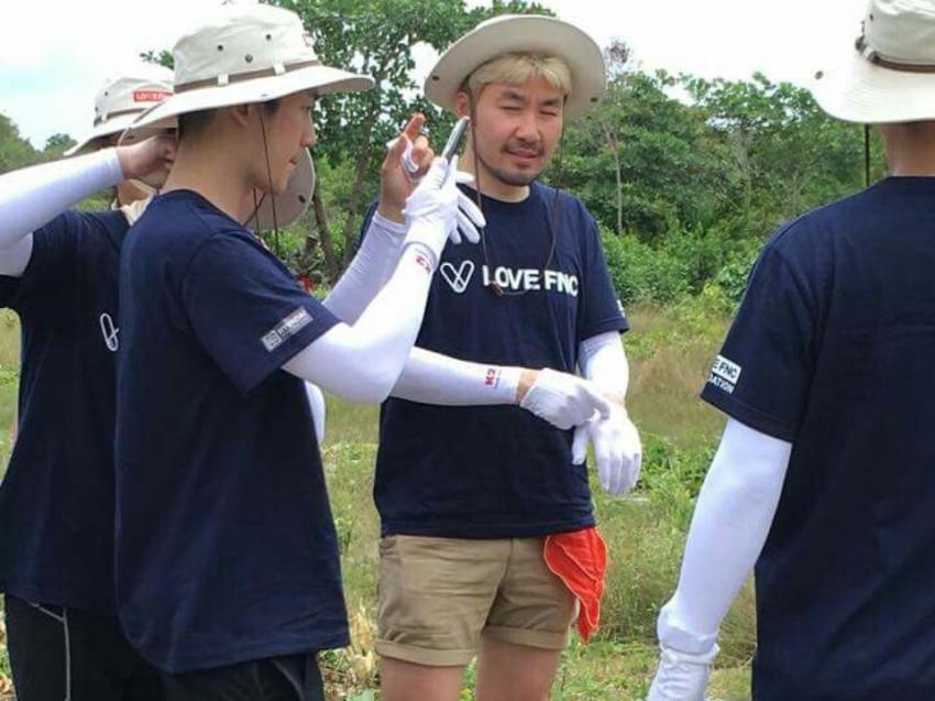 for_JungHaeIn's tweet photo. Hae In is now doing volunteer activities in Cambodia.✨💕✨
  해인, 캄보디아에서 봉사활동중...

#JungHaeIn #정해인 #丁海寅

* from om_hannik Insta https://t.co/4MscLbHbcZ