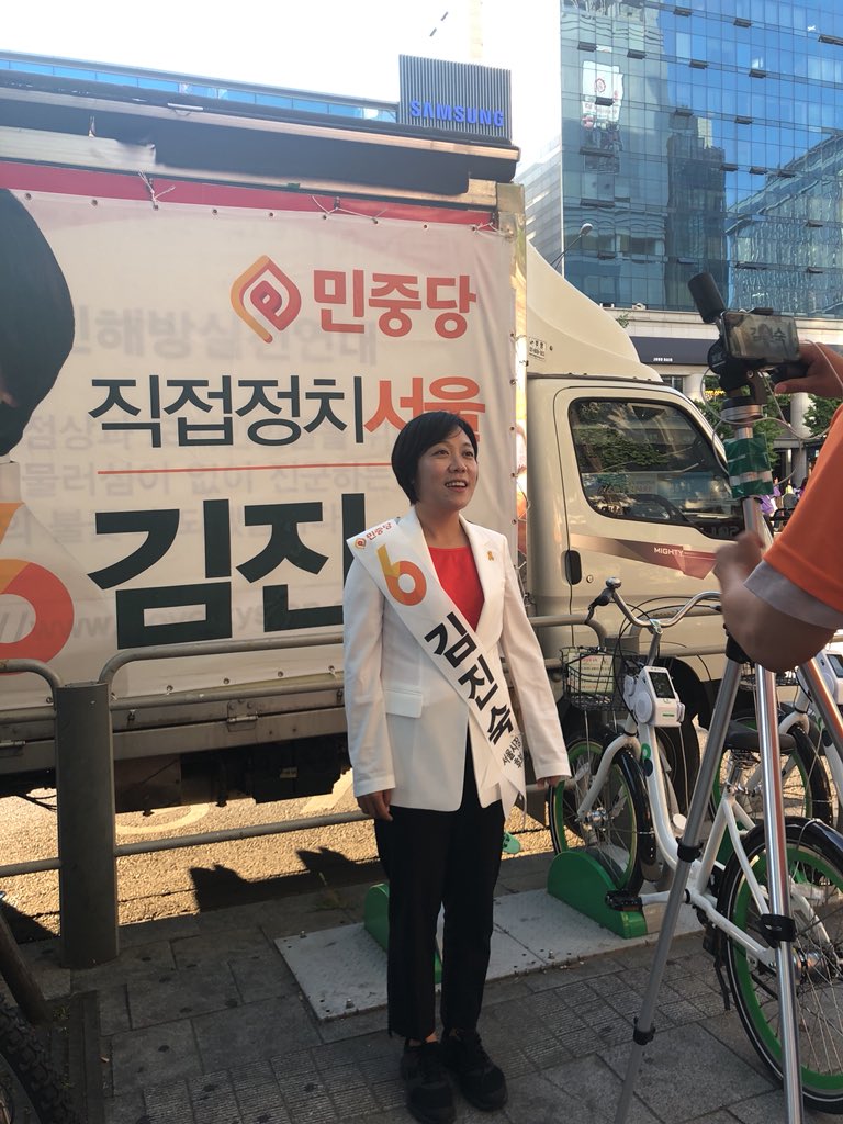 홍대입구역 8번출구 마지막 유세! 페북으로 유세 라이브 중입니다! facebook.com/10000487957749…