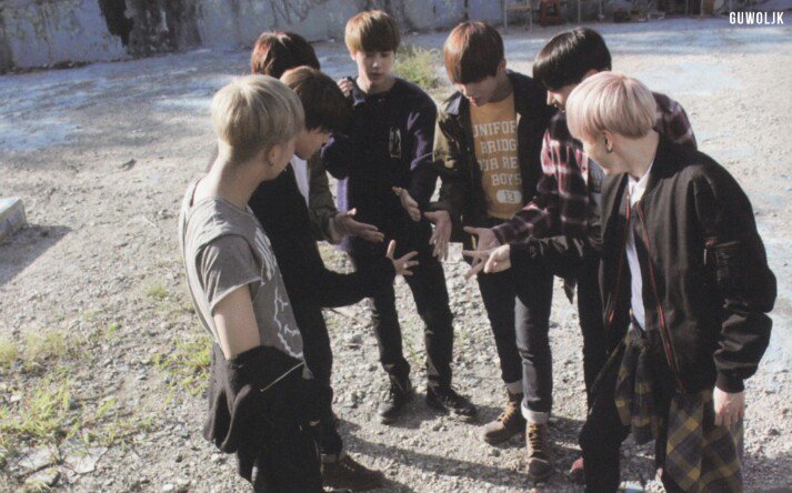 loonaonlys's tweet photo. 𝒉𝒂𝒑𝒑𝒚 5th years, my loves ·˚ ༘♡

— #5thFlowerPathWithBTS https://t.co/gWhrk8zdtJ