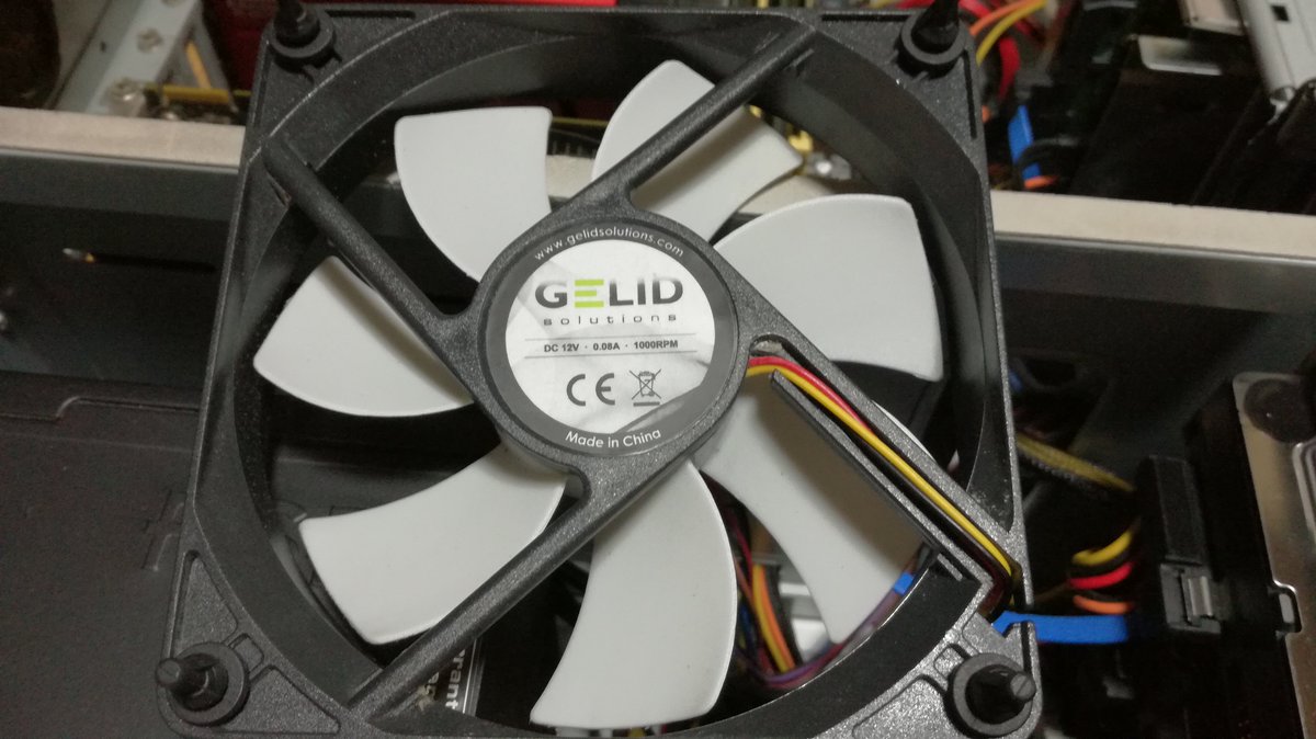 Ktada 原神wr8 グラブル ウマ娘 プリコネ そして自作pc歴10年くらいなんだけど ファンのエアフローの向きの簡単判別方法も新たに知ったｗ 今までは黒い支え棒みたいな方に向かって風が出るって認識してたけど 普通に書いてあったわ 自作pc