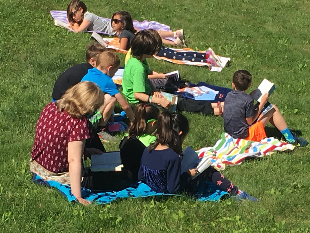 FTElementary's tweet photo. O’DEAR is happening right now at FTE! (Outside Drop Everything And Read) https://t.co/E5w7T8tV8N