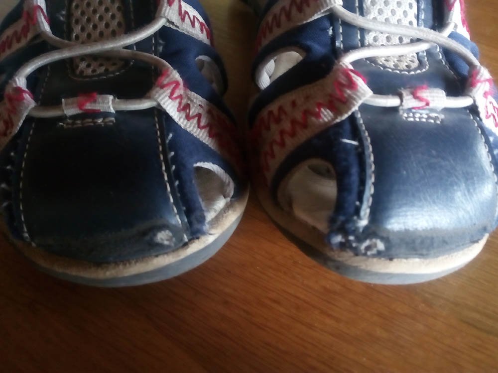 MarcFJGoris's tweet photo. Kinderschoenen gekocht bij @sarenza en na slechts 3 weken normaal gebruik heb je dit voor. Klacht ingediend, maar DIT noemt de kwaliteitsdienst van #Sarenza - enkel op basis van foto's - normale slijtage. Na 3 weken?? Dan hoeven schoenen van Saranza niet meer. Nooit meer! https://t.co/l12mGc06rw