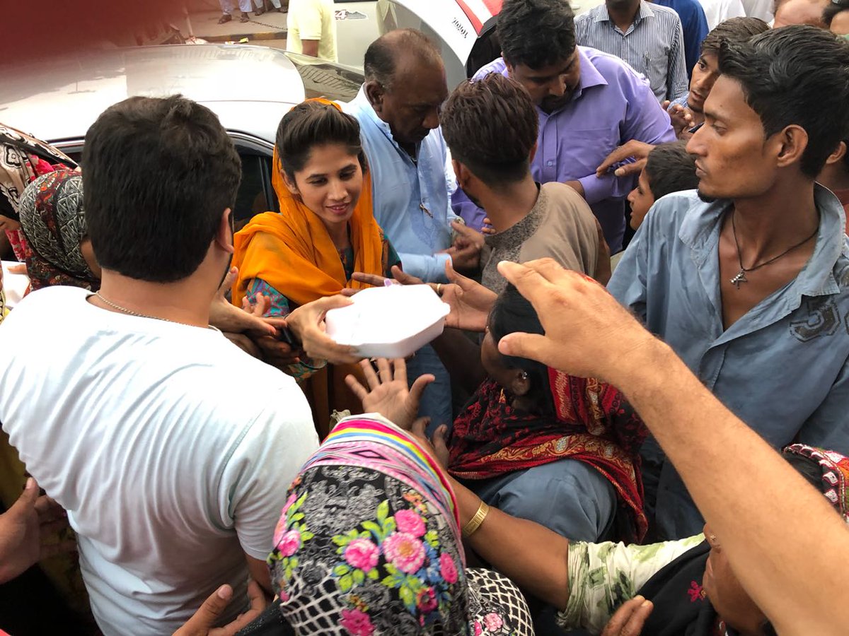ImranKhanzada_'s tweet photo. Vice president #PYOSindh @RomaMatto despite being a Christian girl, has organized iftar for Karachites.
We appreciate you for this noble gesture...👍✌
@BBhuttoZardari @ShahNafisa @NazBaloch_ https://t.co/zlZO5pyxYk