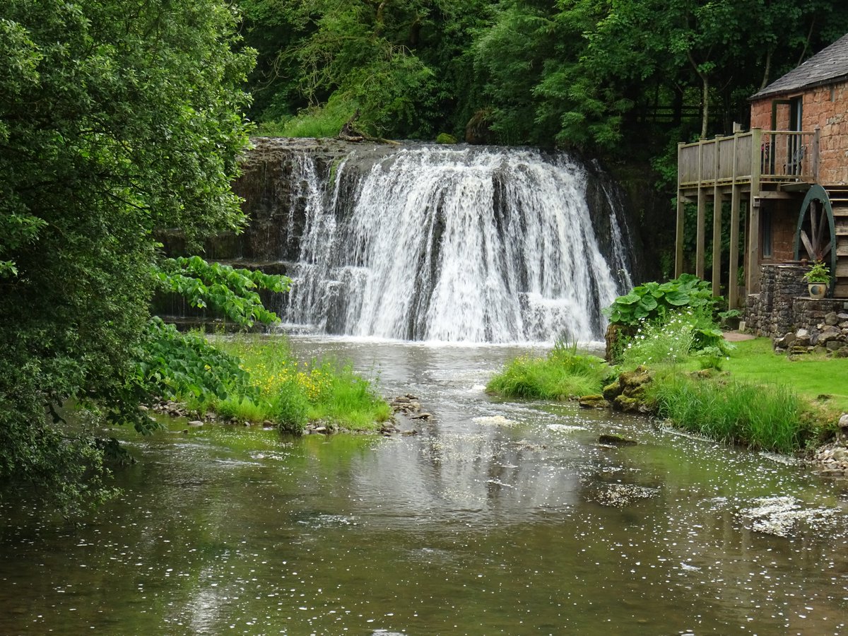 VisitUpperEden's tweet photo. A trip back to the #GoodOldDays and wonderful #ChildhoodMemories of growing up around the #EdenValley, family #picnics behind #KnockPike Grandad #Ticklingfish in Swindale Beck, climbing #DuftonPike on #Auntiesfarm and hours playing at #Rutterforce #Theresnoplacelikehome 😍 https://t.co/cabY8xC5XQ