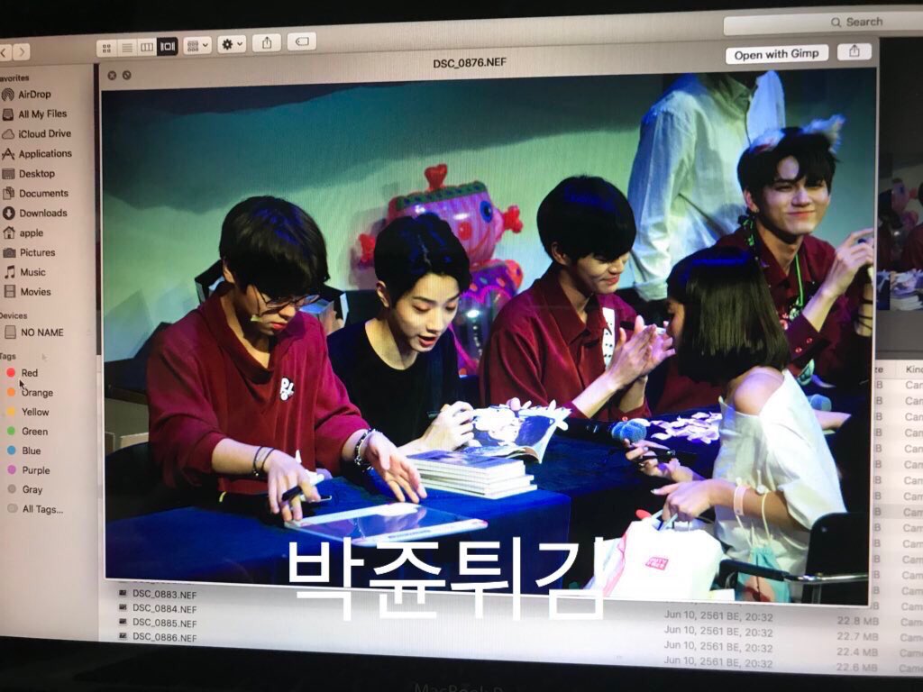Bow_beip's tweet photo. เรายืนยันอีกเสียงว่าป่านพูดจริง ไซน์วันนั้นเราได้เข้าเหมือนกัน รูปนี้คือป่านถามควานลินเรื่องแบทเทิลทริปนะ ซึ่งเราถ่ายรูปให้ป่านตลอด พอควานลินอ่านคำถามจบ หันมาถามจีฮุนทันทีเลย เราก็ตกใจ เลยถ่ายออกแบบนั้น มันเป็นอะไรที่อึ้งมาก เพราะน้องถามตรงนั้น โมเม้นตรงหน้าเลย https://t.co/v4Hz9fum8l