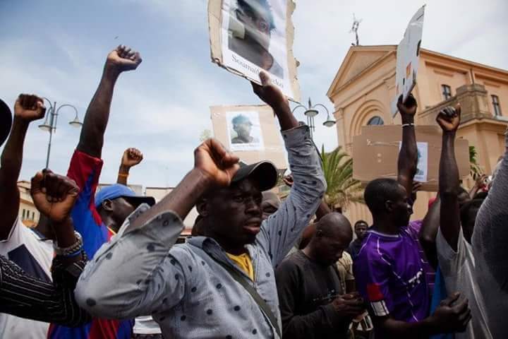 aboubakar_soum's tweet photo. È finita la #pacchia
Il 20 giugno tutt@ a Roma e nelle diverse città d'Italia per regolarizzazione e No accordi bilaterali di deportazione. 
Abbiamo già manifestato a Parigi e Bruxelles contro queste politiche di criminalizzazione del soggetto migrante. #DiritSenzaConfini https://t.co/x4GeDh2gvy