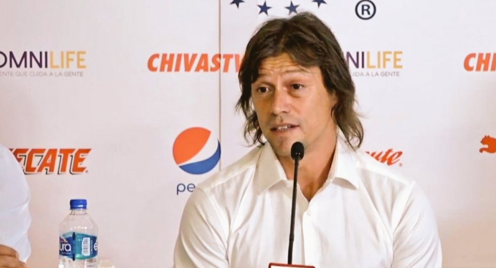 ElCharloss's tweet photo. Y si le hacemos copera a @peladoalmeyda para que compre Chivas? https://t.co/8mvsQocP0S