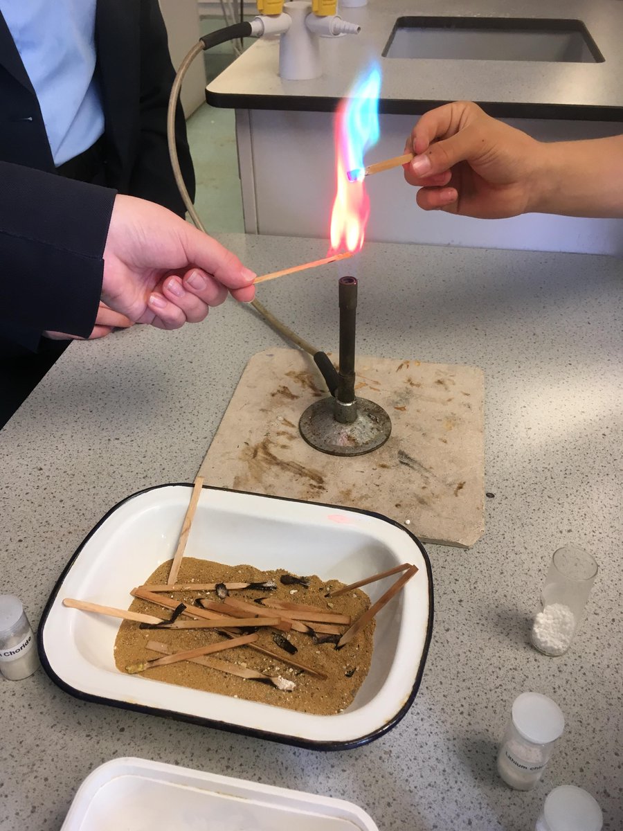SamuelWardSTEM's tweet photo. year 9s are doing flame tests today in #STEM club led by Physics A level students @TnLSWA @SamWardAcad https://t.co/Q8XYpqBo8N