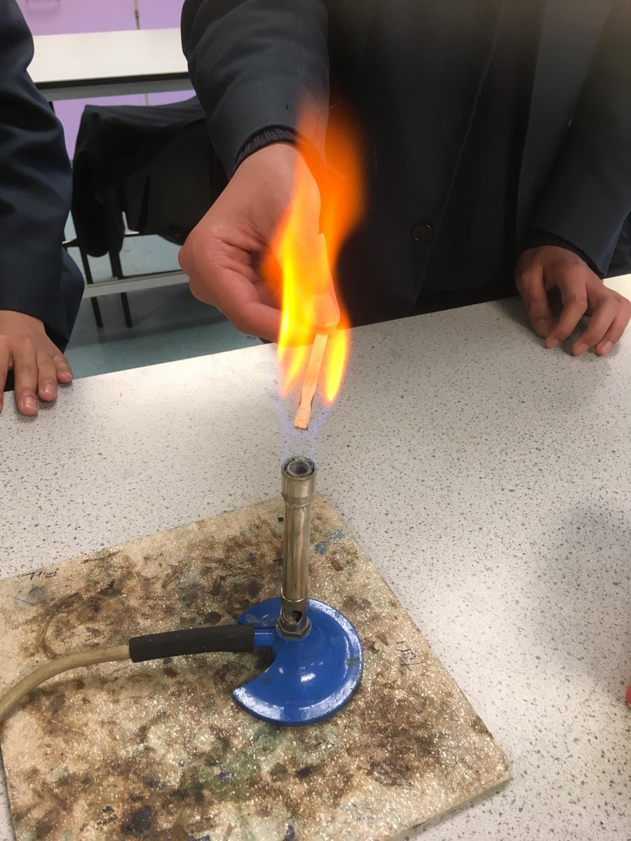 SamuelWardSTEM's tweet photo. year 9s are doing flame tests today in #STEM club led by Physics A level students @TnLSWA @SamWardAcad https://t.co/Q8XYpqBo8N