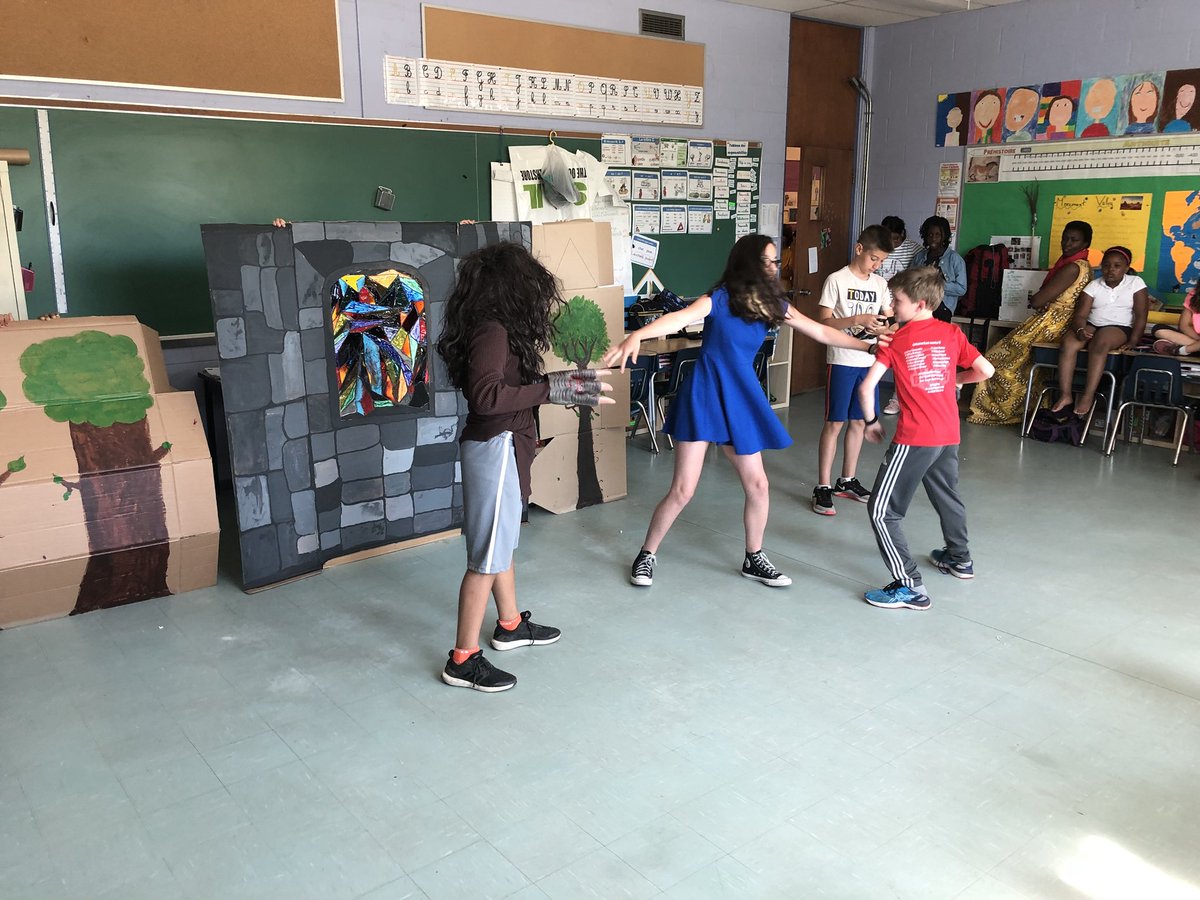 Cm2bClaudel's tweet photo. Journée du #conte chez les CE2. Les CM2B présentent leurs saynètes bilingues #LaBelleEtLaBête #Les3PetitsCochons #LePetitChaperonRouge #BlancheNeige @cm2_vert @cm2_rouge @lyceeclaudel @aefeinfo @IEN_AEFE_FISNA https://t.co/rhvYoi4C21
