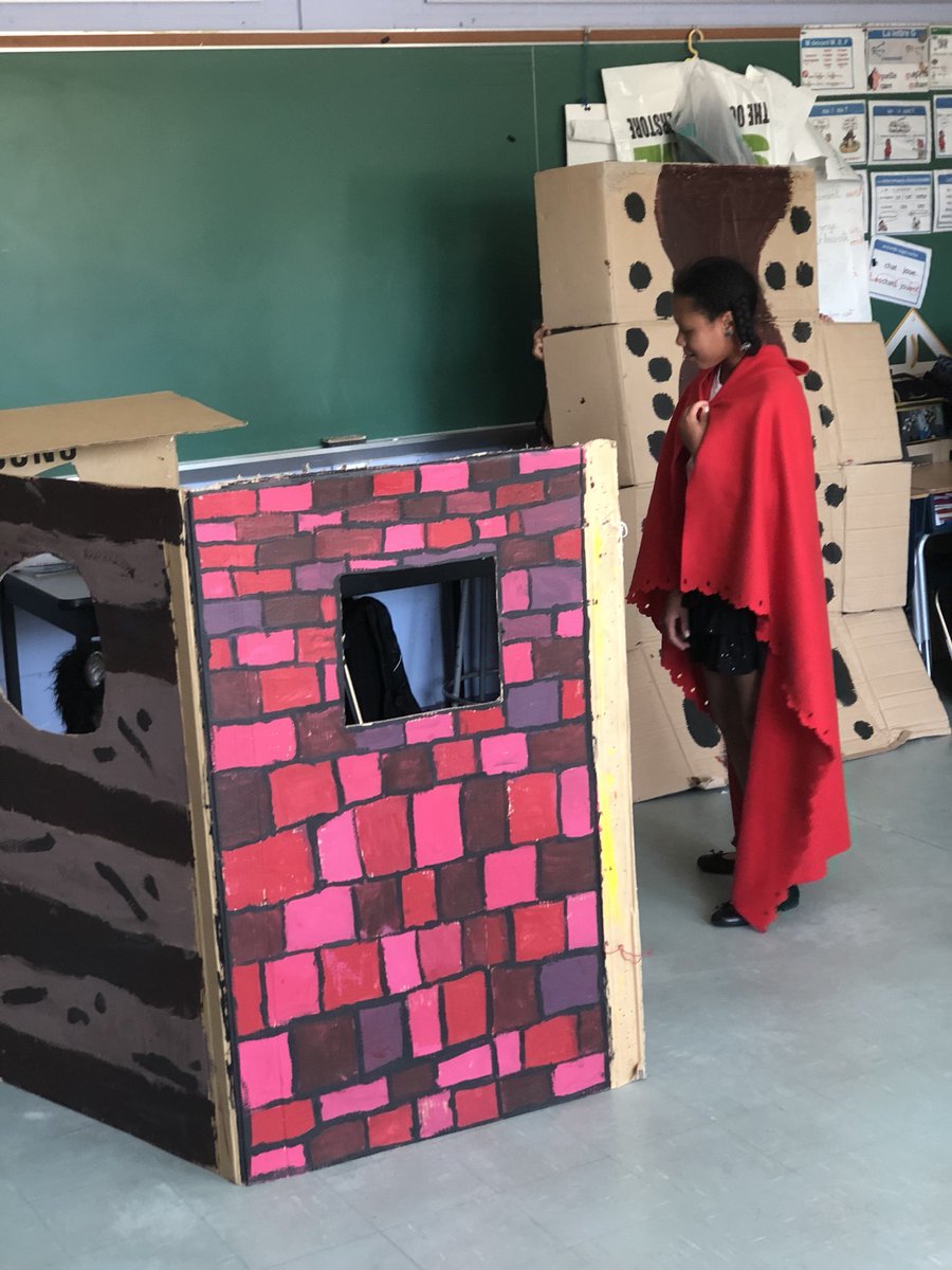 Cm2bClaudel's tweet photo. Journée du #conte chez les CE2. Les CM2B présentent leurs saynètes bilingues #LaBelleEtLaBête #Les3PetitsCochons #LePetitChaperonRouge #BlancheNeige @cm2_vert @cm2_rouge @lyceeclaudel @aefeinfo @IEN_AEFE_FISNA https://t.co/rhvYoi4C21