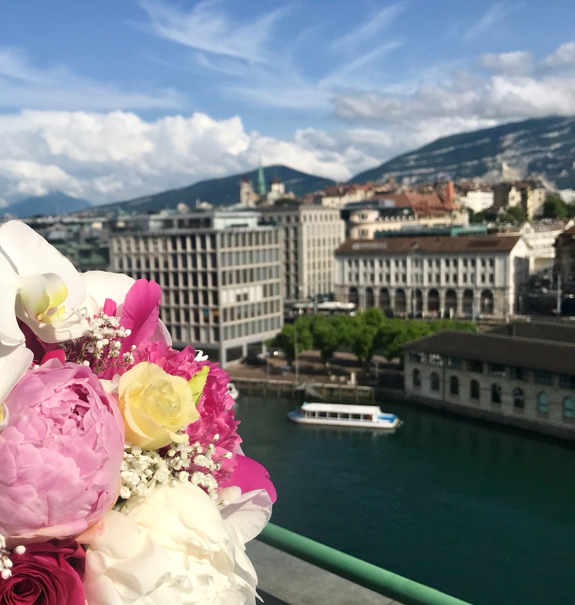 Could we ever get tired of this view? 
#MOviews #flowers #MandarinOrientalGeneva