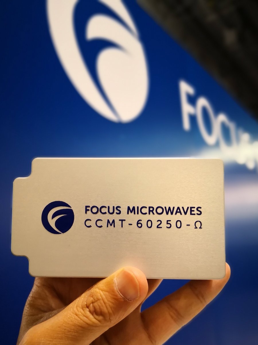 FocusMicrowaves's tweet photo. You know a tuner is small when it looks small in Xianfu's hand
#loadPull #OmegaTuner #65GHz https://t.co/WOW6iUUiUr