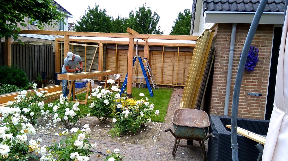 BOUWEXPERT's tweet photo. Vandaag begonnen met een Douglas overkapping in Emmeloord! https://t.co/pmdiftql0X