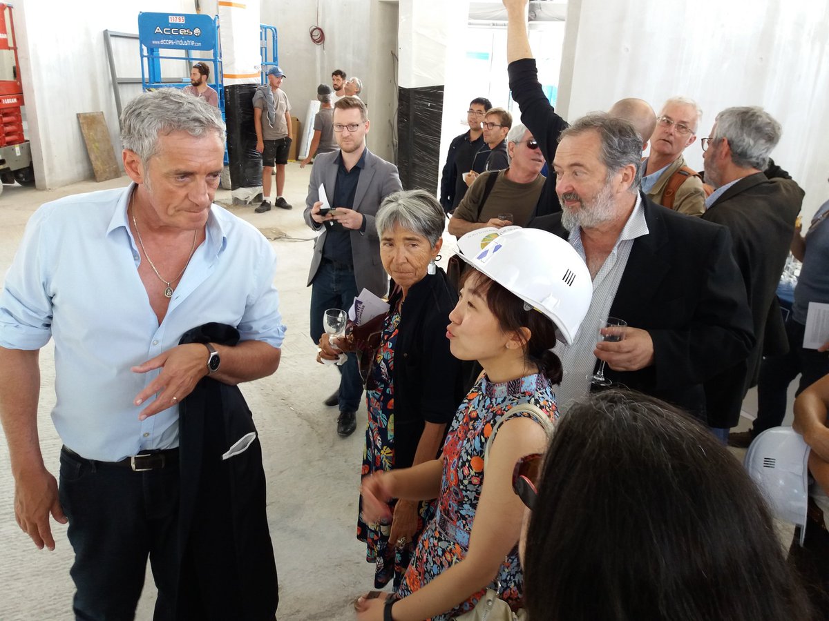 fredvinson34's tweet photo. .#HallesLaissac à #Montpellier Pose du plafond rétro éclairé, oeuvre de #MonaYoungEunKim artiste étudiante à #Esbama en présence de @Saurel_P et #Gaussen directeur #écoledesbeauxarts @NBourriaud @RousselGaliana @RabiiYoussous @maudbodkin @jeremiemalek #attractiviteCommerciale https://t.co/RbgBa0L2Dr