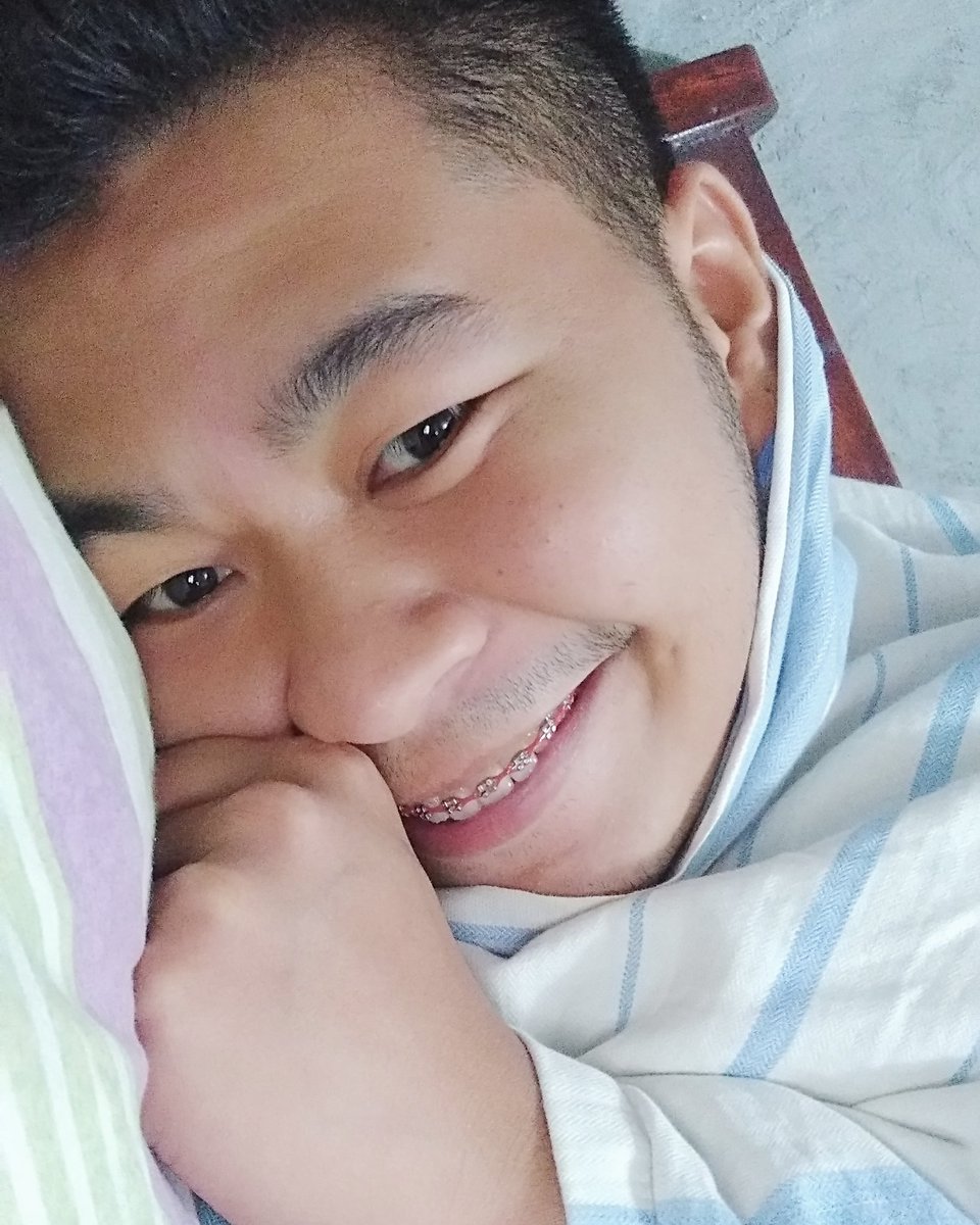 Princetsinito's tweet photo. Melemeg. Pahinge kayakap 😂😂 https://t.co/lCaDdfDovS