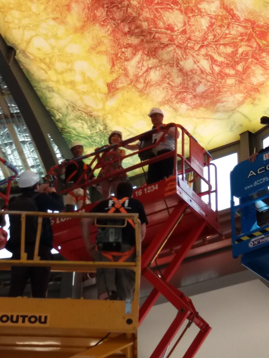 fredvinson34's tweet photo. .#HallesLaissac à #Montpellier Pose du plafond rétro éclairé, oeuvre de #MonaYoungEunKim artiste étudiante à #Esbama en présence de @Saurel_P et #Gaussen directeur #écoledesbeauxarts @NBourriaud @RousselGaliana @RabiiYoussous @maudbodkin @jeremiemalek #attractiviteCommerciale https://t.co/RbgBa0L2Dr