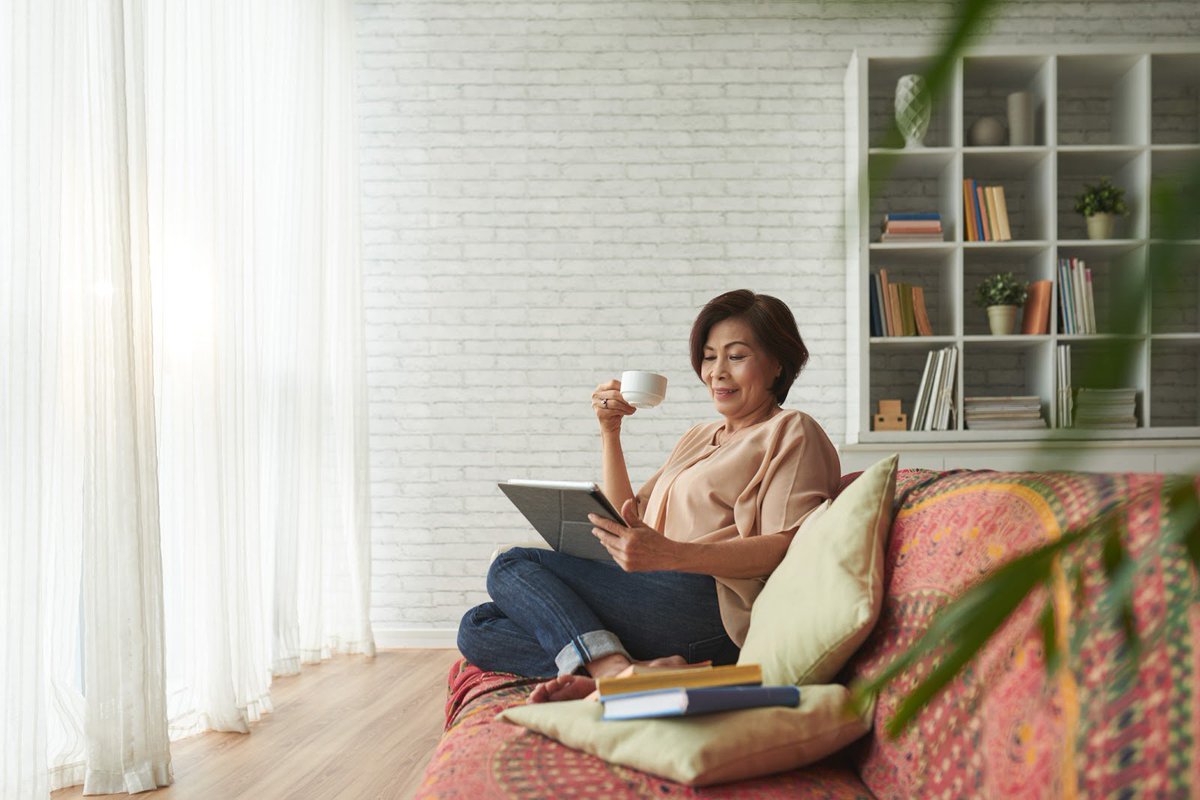 PacMedWA's tweet photo. Do you get eye strain from the computer or doing close work? Follow the 20-20-20 rule: Look up every 20 minutes and focus on an object 20 feet away for 20 seconds. #HealthyTipsTuesday #SimplyTheRightCare https://t.co/mny2KTmWV9 https://t.co/xvTGaOHdMj