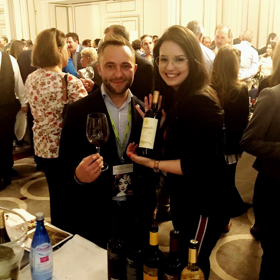 devinosconalice's tweet photo. Un clásico que nunca decepciona (añada 94). @verema #VeremaMadrid con @BodegasCampillo. ¡No os perdáis el nuevo invento de @bodegasfaustino con @enekoatxa, está jodidamente rico!
#eventosenMadrid #eventosdevino #devinosconalicia #wine #winelover #winetasting #wineblog #winetime https://t.co/Oac9EqxGVN