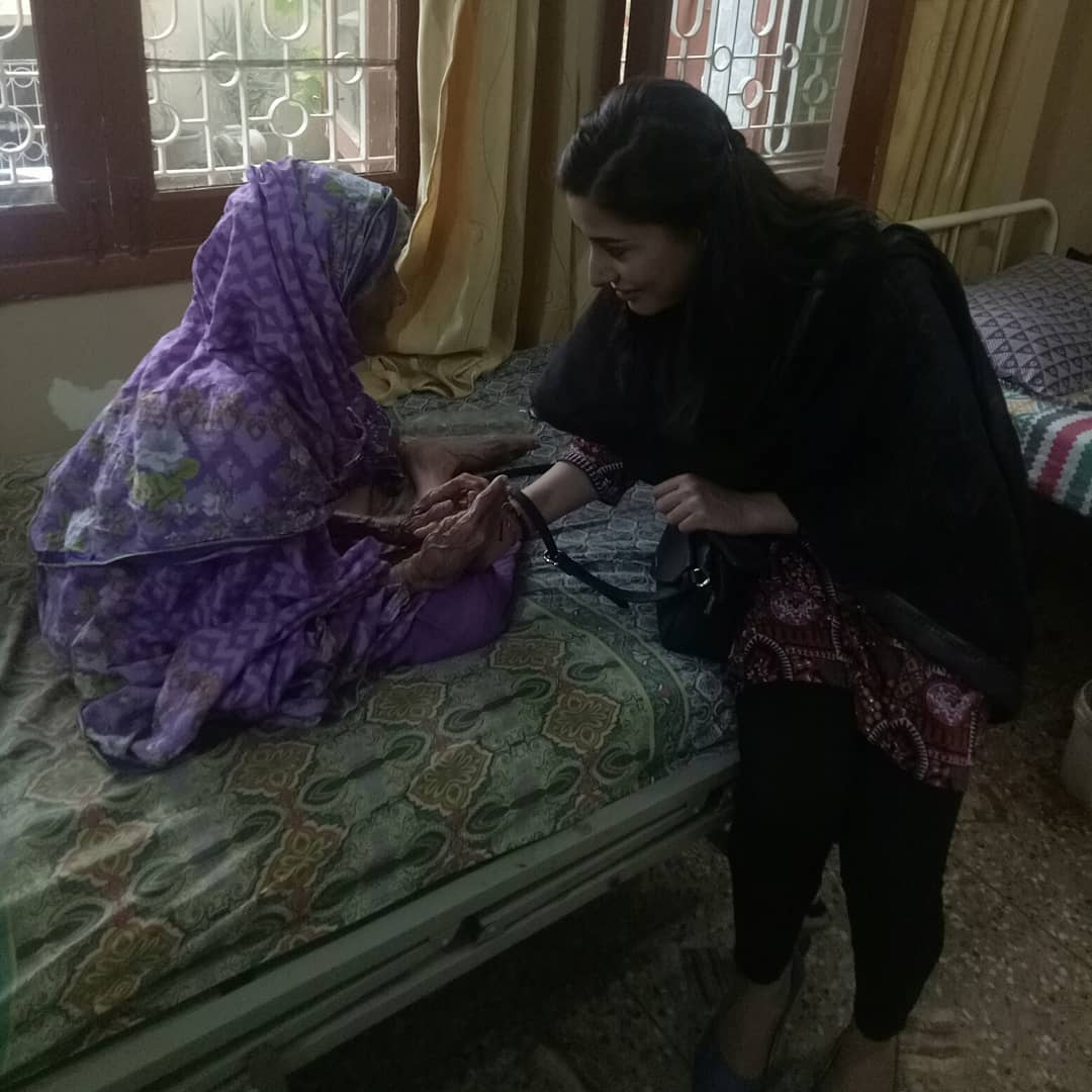 ShowbizAndNewz's tweet photo. #MehwishHayat with her brother #DanishHayat at old age home #DoYouHaveTime #yebhiapney #THORpr #Happeningnow #Iftaar #Eid https://t.co/7d0rdv1bL8