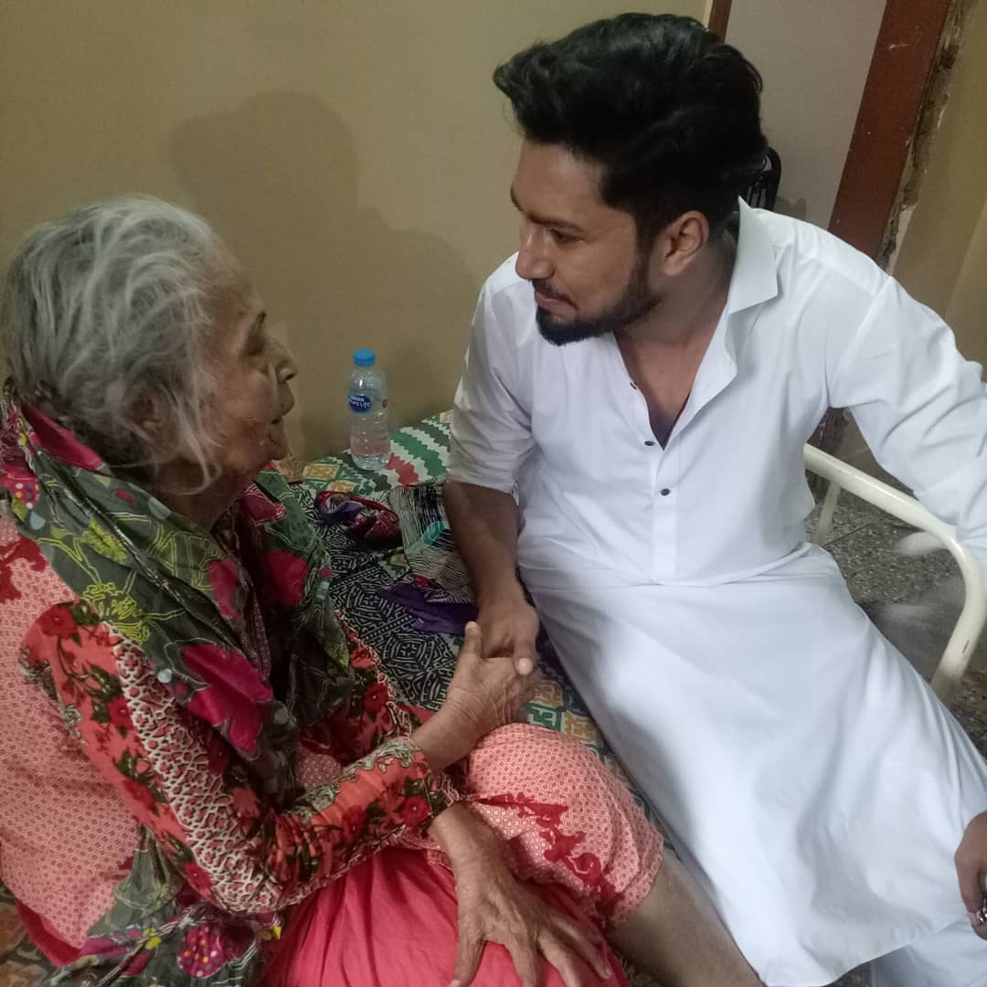 ShowbizAndNewz's tweet photo. #MehwishHayat with her brother #DanishHayat at old age home #DoYouHaveTime #yebhiapney #THORpr #Happeningnow #Iftaar #Eid https://t.co/7d0rdv1bL8