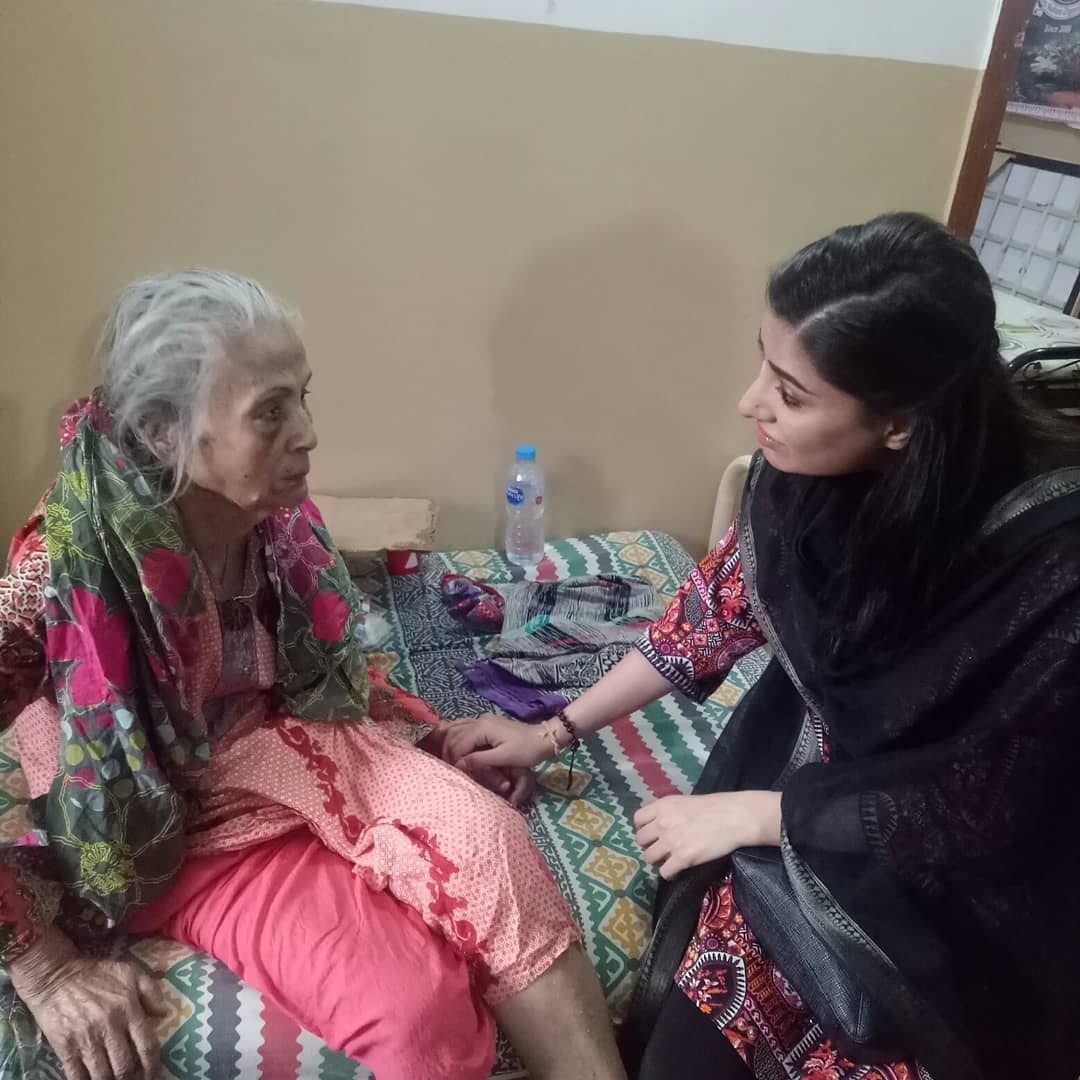 ShowbizAndNewz's tweet photo. #MehwishHayat with her brother #DanishHayat at old age home #DoYouHaveTime #yebhiapney #THORpr #Happeningnow #Iftaar #Eid https://t.co/7d0rdv1bL8