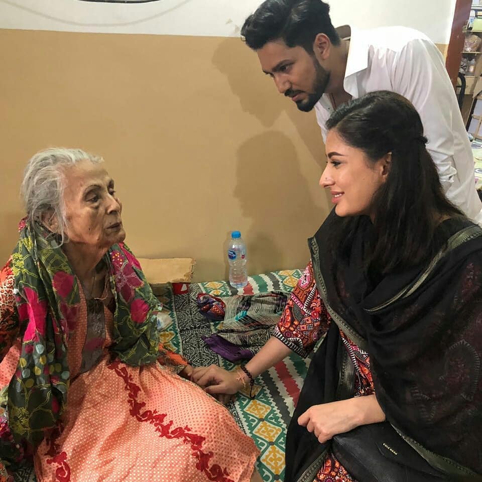 ShowbizAndNewz's tweet photo. #MehwishHayat with her brother #DanishHayat at old age home #DoYouHaveTime #yebhiapney #THORpr #Happeningnow #Iftaar #Eid https://t.co/7d0rdv1bL8