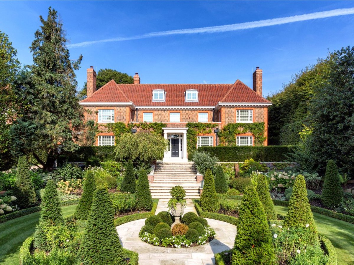 mayfair_knights's tweet photo. Incredible Hampstead Heath Mansion

#DreamHomeTuesdays #Mayfairsknights #Property #Realestate #PropertyLondon #Property #PropertyOfTheDay https://t.co/Yd0eOCagUu
