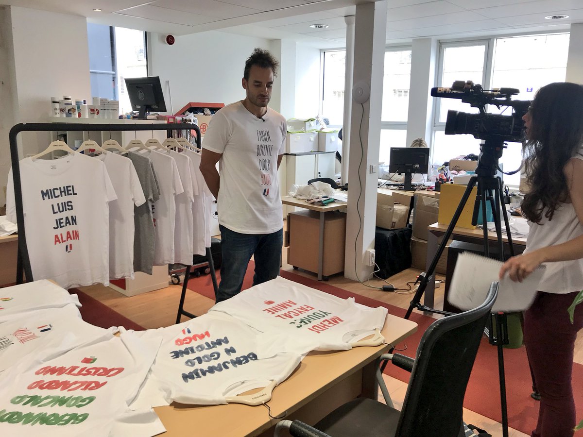 mickap33's tweet photo. Tournage @BFMTV pour @happyteamfr 📺🎥👕⚽️ #Reportage #TV #Presse #RP #RelationsPresse #BFM #HappyteamFr #TShirt #mode #tendance #shopping 😊 https://t.co/O3Skc7EG3u