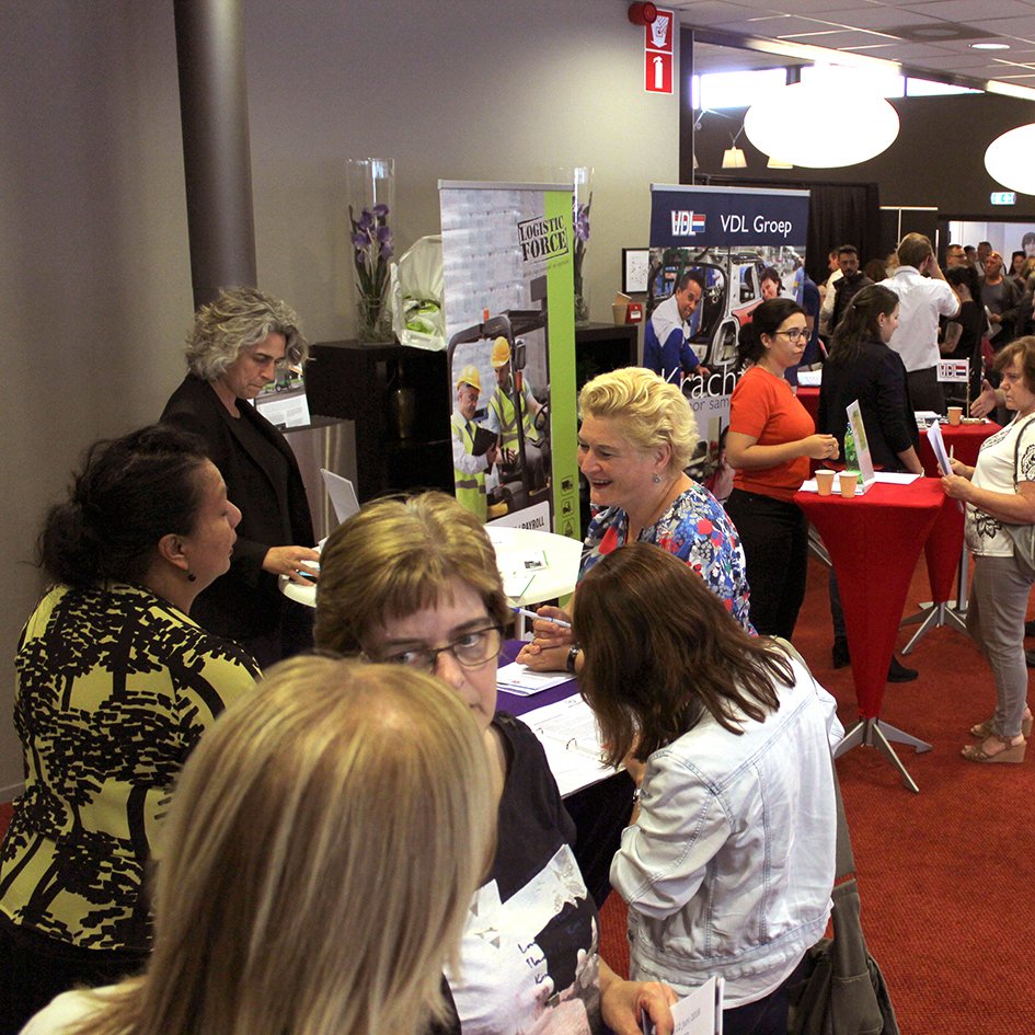 Senzer_'s tweet image. De workdate van Senzer en @UWV vond deze middag plaats! De tafeltjes van de werkgevers werden drukbezocht en werkzoekenden konden hier kort in gesprek gaan met ze. #Talentzien #Workdate #Toekomstgeven