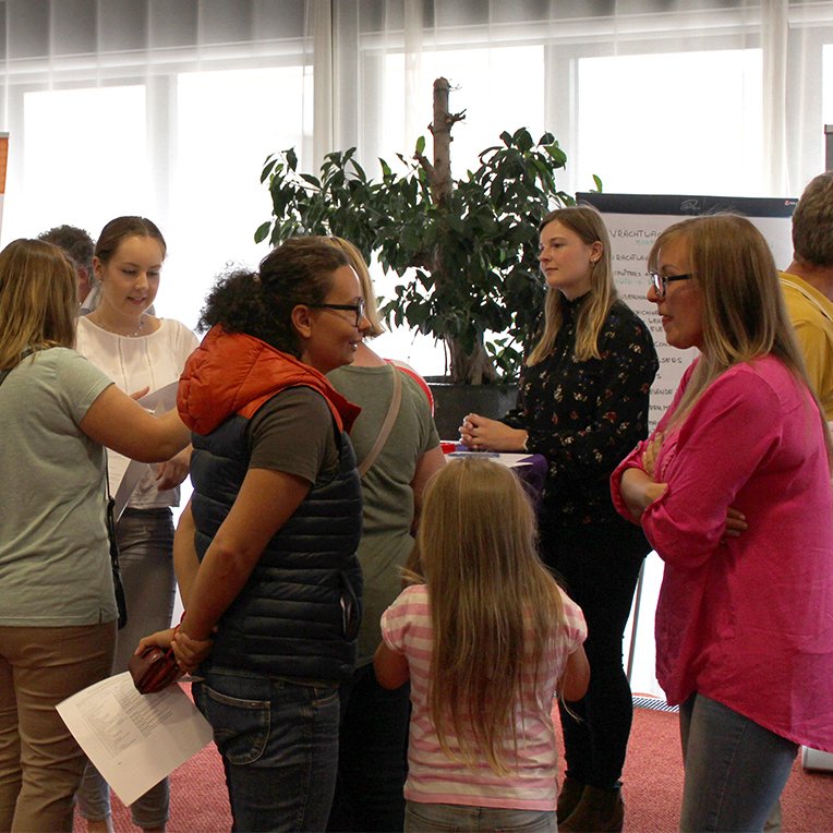 Senzer_'s tweet image. De workdate van Senzer en @UWV vond deze middag plaats! De tafeltjes van de werkgevers werden drukbezocht en werkzoekenden konden hier kort in gesprek gaan met ze. #Talentzien #Workdate #Toekomstgeven