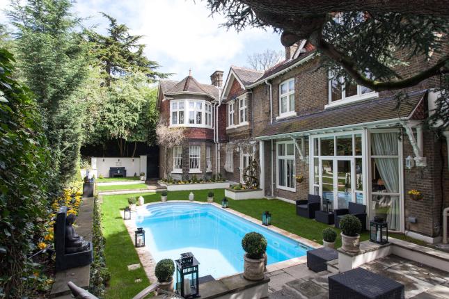 mayfair_knights's tweet photo. London Homes with pool!

#DreamHomeTuesdays #Mayfairsknights #Property #Realestate #PropertyLondon #Property #PropertyOfTheDay https://t.co/Jc5hiAd2Mi