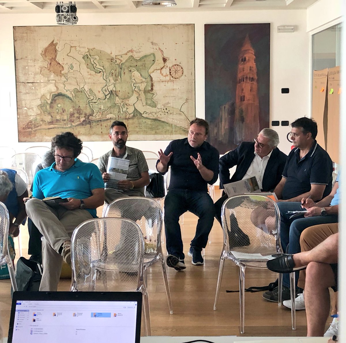 ContrattoCOSTA's tweet photo. I portatori di interesse sistanno confrontando su: 
✅produttività locale settori di #pesca e acquacoltura
✅ governo, gestione e modalità di fruizione di spazi d’#acqua
✅ fattori ambientali, socio-economici e politico-gestionali che condizionano qualità e quantità di produzione https://t.co/JGVKSaFX3U