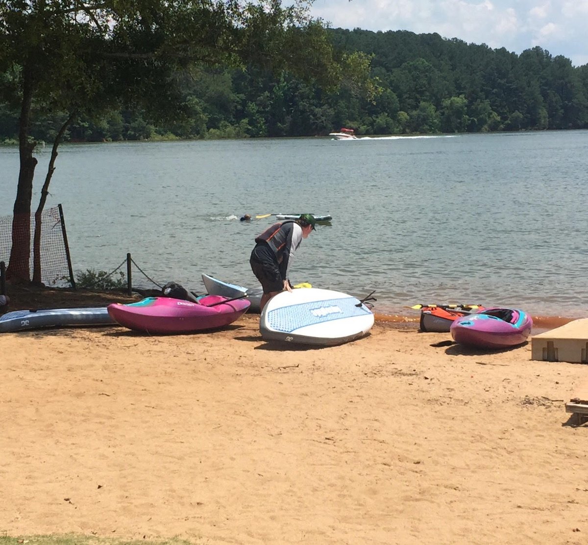 ClemsonPRTM's tweet photo. #Clemson #TeamRiverRunner partnered with #recreationaltherapy #adaptivesports program at @ghs_org & @upstatewarrior to provide opportunities for #military #veterans to enjoy Lake Hartwell by #kayak #paddleboard. The purpose: connect student & non-student veterans with #recreation https://t.co/jaAU3fBcTQ