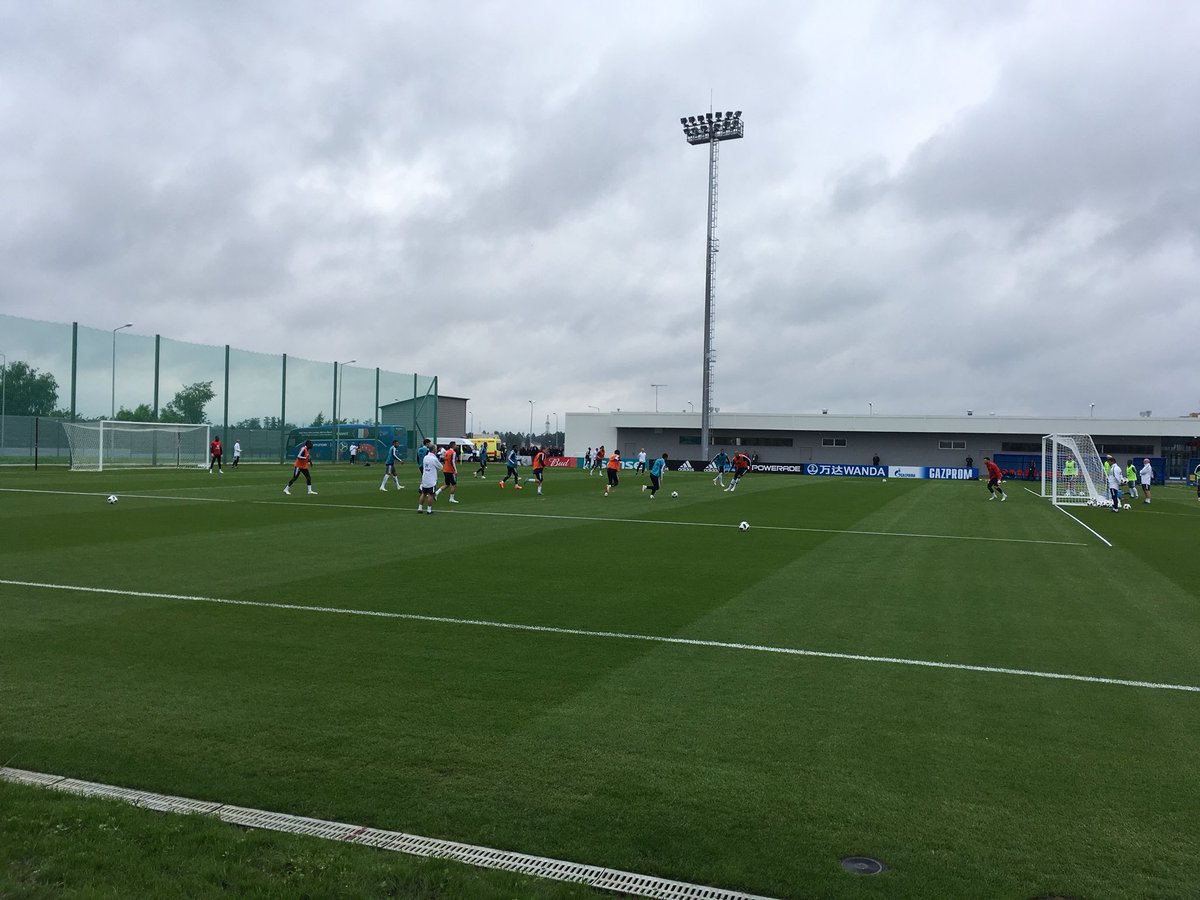 Felix_Kneidl's tweet photo. @KMbappe walked off the pitch after a foul in training. Was not able to continue but walking on his own. @OmnisportWC @OmnisportNews #fff #mbappe https://t.co/9hfdto7twK