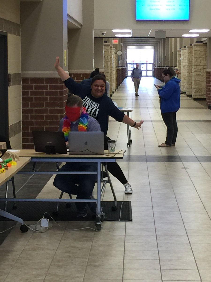 Anne_Stone90's tweet photo. #TeamLCISD @BowieElementary 
Strike a pose! 😎💃🏻 https://t.co/OhMQ9wTREl