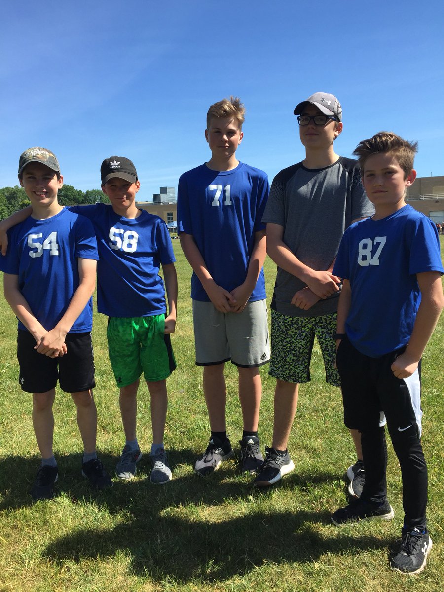 paulcook501's tweet photo. Les Dragons de la 7e de @ESLeCaron @CSViamonde @penetanguishene participent à la compétition Région 3 d’athlétisme aujourd’hui. Bonne succès! https://t.co/ULnbRjOCuM