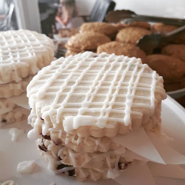 1AwardsNiagara's tweet photo. The baking at @EdibleOptions is a dream come true for anyone w/ sensitivities. Their baking includes traditional, vegan, paleo, gluten-free, wheat-free, dairy-free, or sugar-free baking - so you have plenty of options! Their french macaroons are also 👌! #niagara #1awardsniagara https://t.co/2whyzBMu72