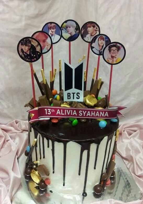 alvsyaa's tweet photo. Bangtan sudah hampir 1 tahun ku kenal, Terima kasih telah hadir dihidupku:) 

Ps. Photo ke dua, itu kue ultah ke 13 kemarin, maunya di edit jd nama bangtan, tapi ya sudahlah #5thFlowerPathWithBTS @BTS_twt https://t.co/NIR38tUBm1