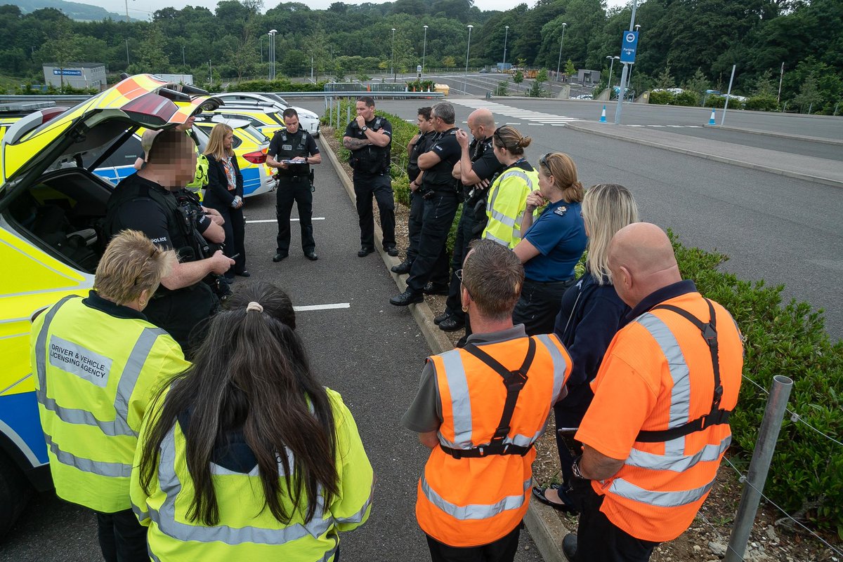 ACCSteveBarry's tweet photo. Proactive multiagency ANPR today targeting criminals on the road. Shows @SgtRichardHobbs and the team from @sussex_police doing #visiblepolicing https://t.co/dZCfpqJHKR