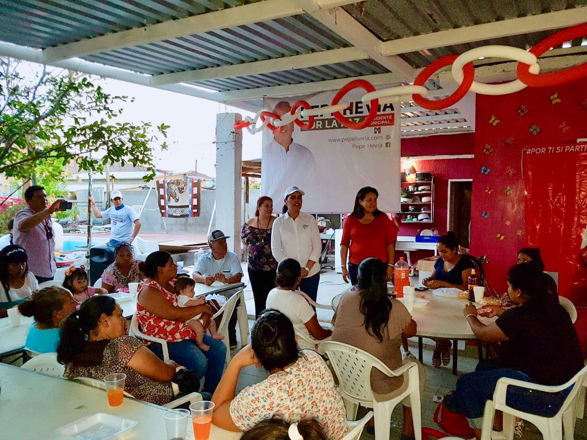 isabeldlp2018's tweet photo. ¡Qué grato recibimiento de mis amigas y amigos de la Colonia Agua Escondida!
Agradezco mucho que me regalen unos minutos para platicar de lo que queremos para #BCS.
#servirteesmipasión #juntospodremoslograrlo #distrito01federal https://t.co/dKzaBKN6yH
