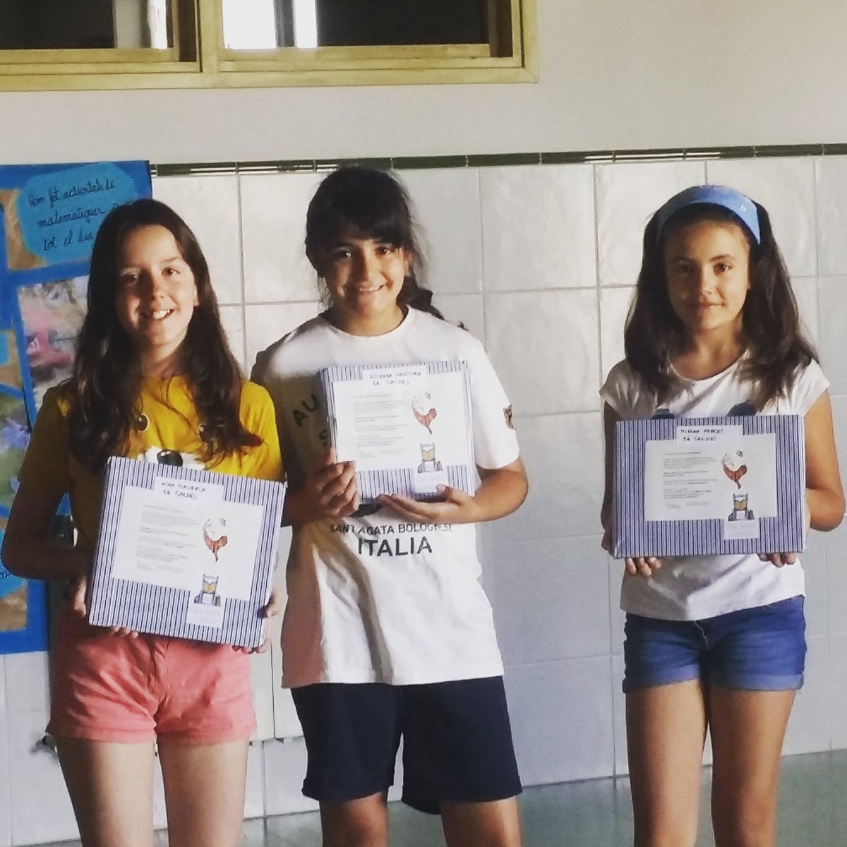 EscolaPiaCaldes's tweet photo. Les guanyadores de 5è del concurs #exploradorsdellibres #elgoigdellegir#epc #bethechange #sigueselcanvi #escolapiacaldes https://t.co/36Mlv2xq8w
