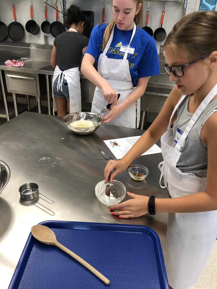 ShelbyMuha26's tweet photo. We’re mashing bananas, mixing wet and dry ingredients and NEVER over mixing our pancakes! #facscamp #yum #owlpower https://t.co/mhOT2oeRRG