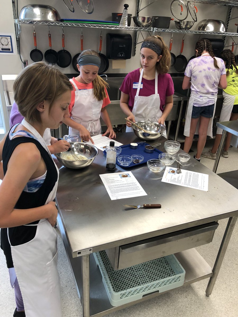 ShelbyMuha26's tweet photo. We’re mashing bananas, mixing wet and dry ingredients and NEVER over mixing our pancakes! #facscamp #yum #owlpower https://t.co/mhOT2oeRRG