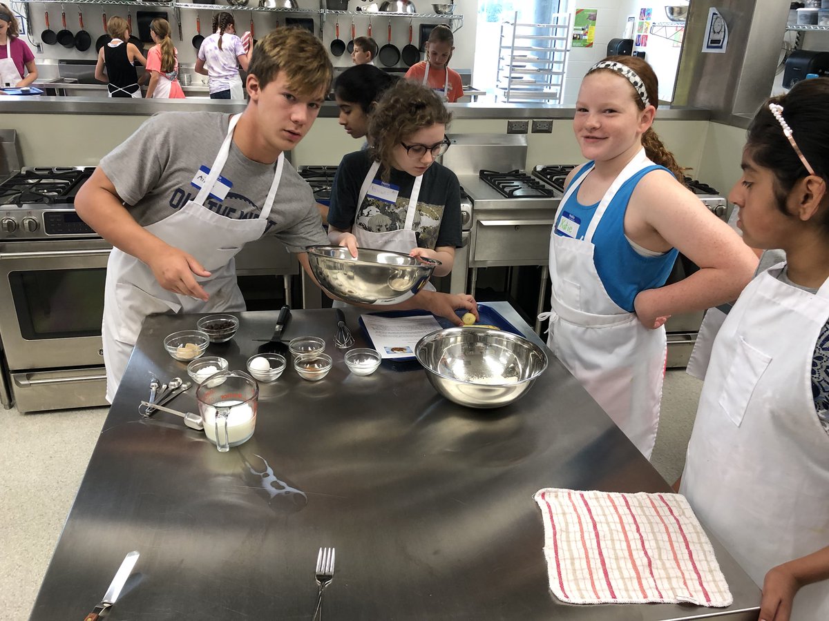 ShelbyMuha26's tweet photo. We’re mashing bananas, mixing wet and dry ingredients and NEVER over mixing our pancakes! #facscamp #yum #owlpower https://t.co/mhOT2oeRRG